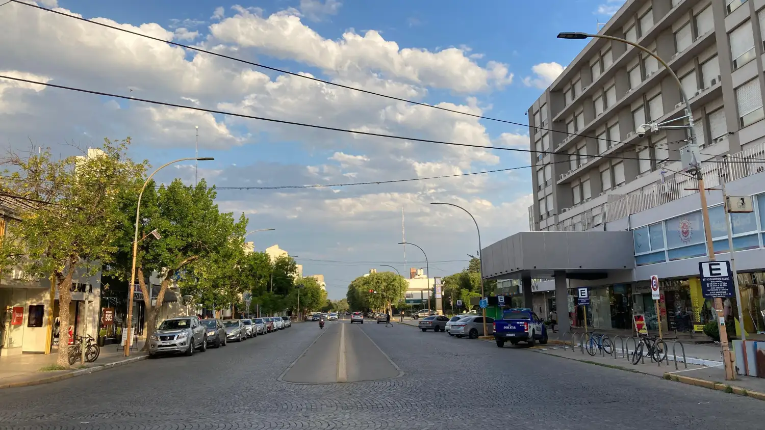 La mañana comenzó con frío en la ciudad.