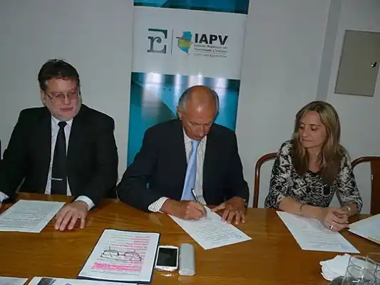 Firmaron contratos de obra de 21 nuevas casas para docentes de Gualeguaychú