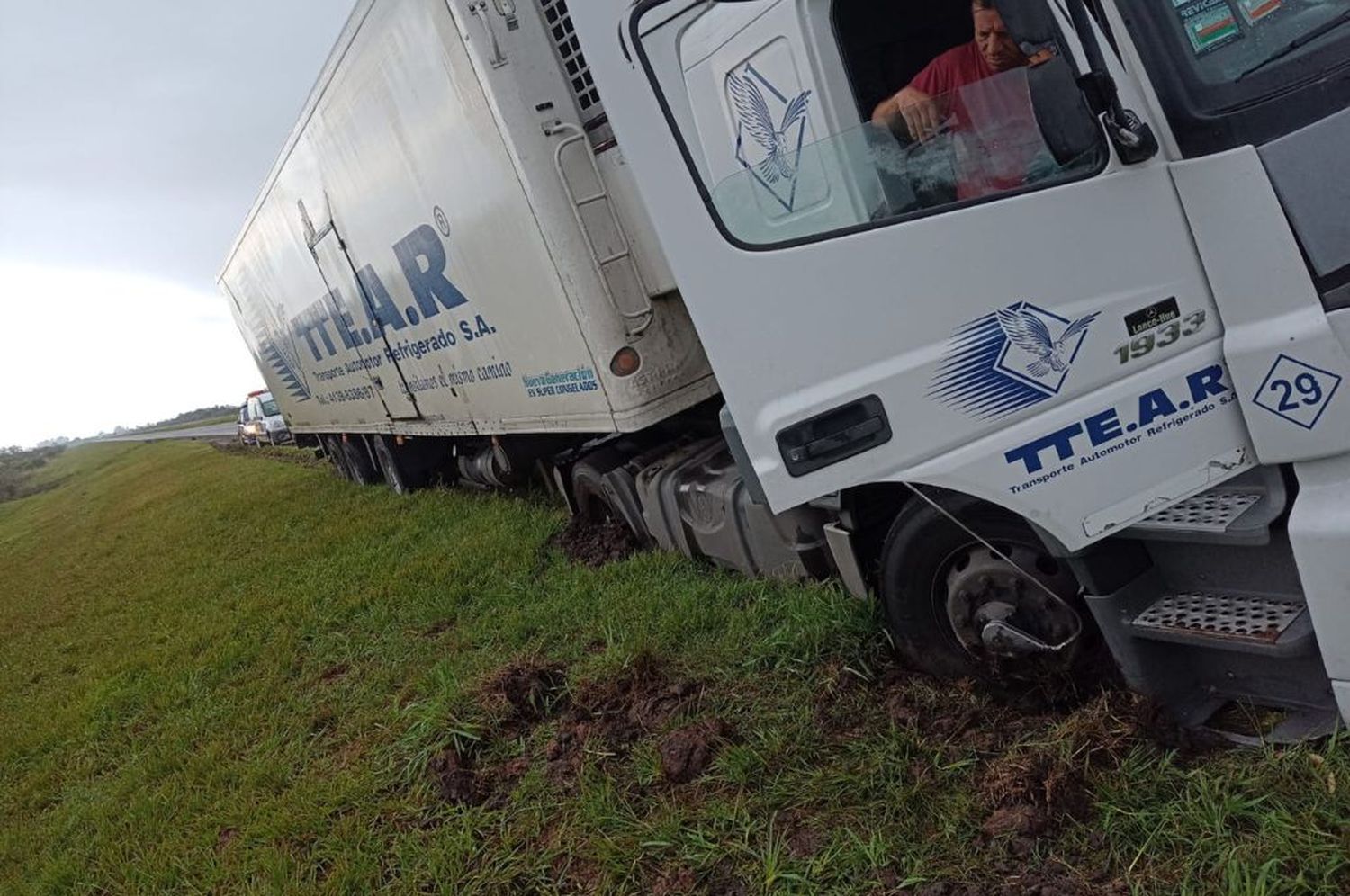 Arocena: un camionero perdió el control del vehículo y quedó “empantanado” al costado de la autopista