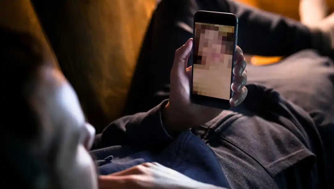 Una vez que entraron en confianza se pasaron los números telefónicos, manteniendo conversaciones diarias vía WhatsApp, donde se mandaban fotos explícitas.