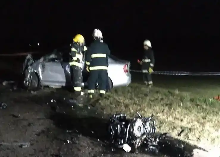 Trágico choque frontal en Crespo: murieron dos personas y hay un herido grave