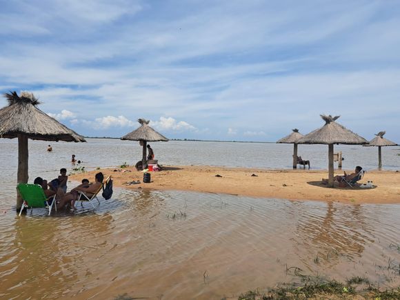 Vuelta de Obligado: tras el reclamo, limpiaron y pusieron en condiciones la playa