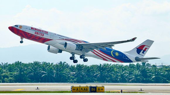 Malaysia Airlines presenta su avión con los colores del Manchester United