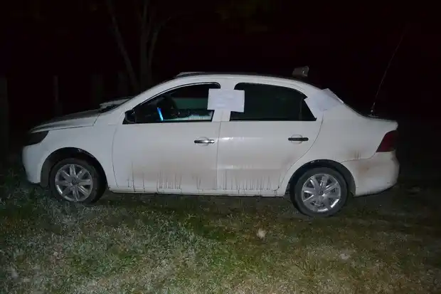 Detienen a dos hombres que cargaban un vacuno en el baúl de un remis
