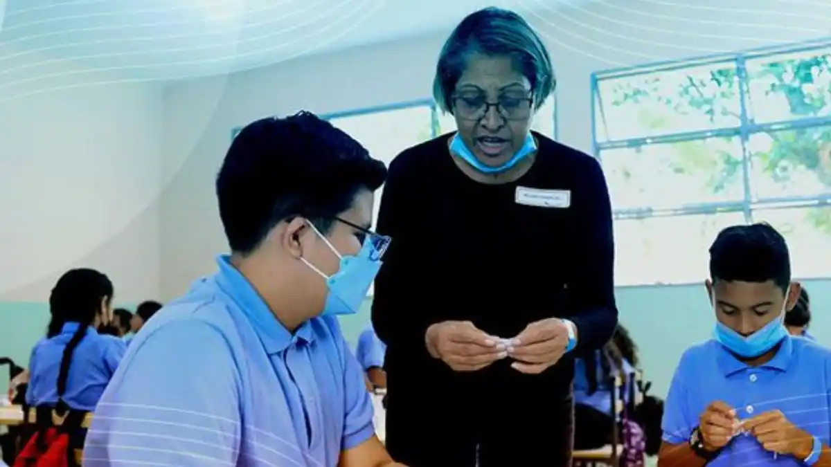 ¿Y EL AUMENTO? Maduro envía un mensaje a los maestros en su día