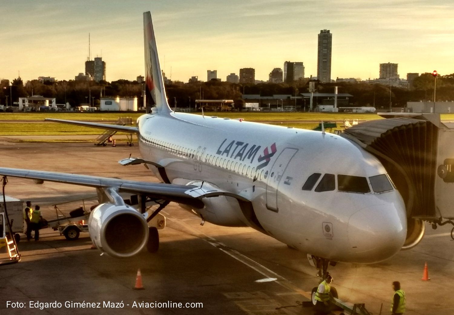 LATAM Perú programa vuelos entre el Aeroparque Jorge Newbery y Lima