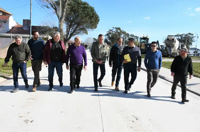 Gustavo Arrieta y Jorge Paredi recorrieron obras en ejecución y anunciaron nueva pavimentación en La Caleta