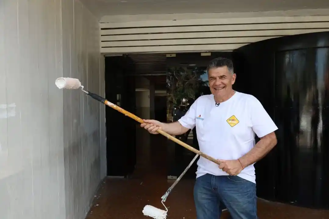Julián Weich pintó el acceso al Hospital de San Pedro.