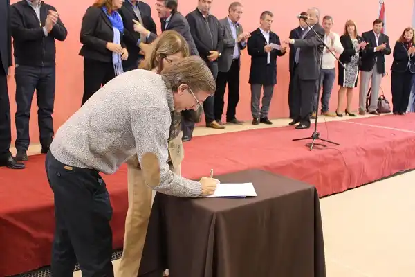 Bahillo firmó el contrato para construir 20 viviendas docentes