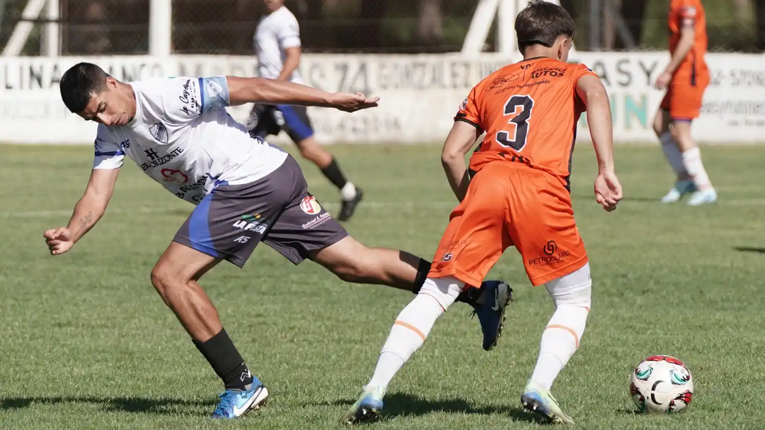 Villa Díaz Vélez e Independiente San Cayetano igualaron en un partidazo