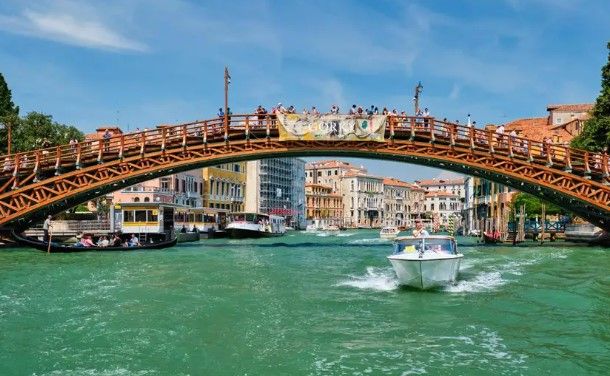 Venecia, fundada en el siglo V, comprende 118 islotes y se convirtió en una gran potencia marítima en el siglo X.