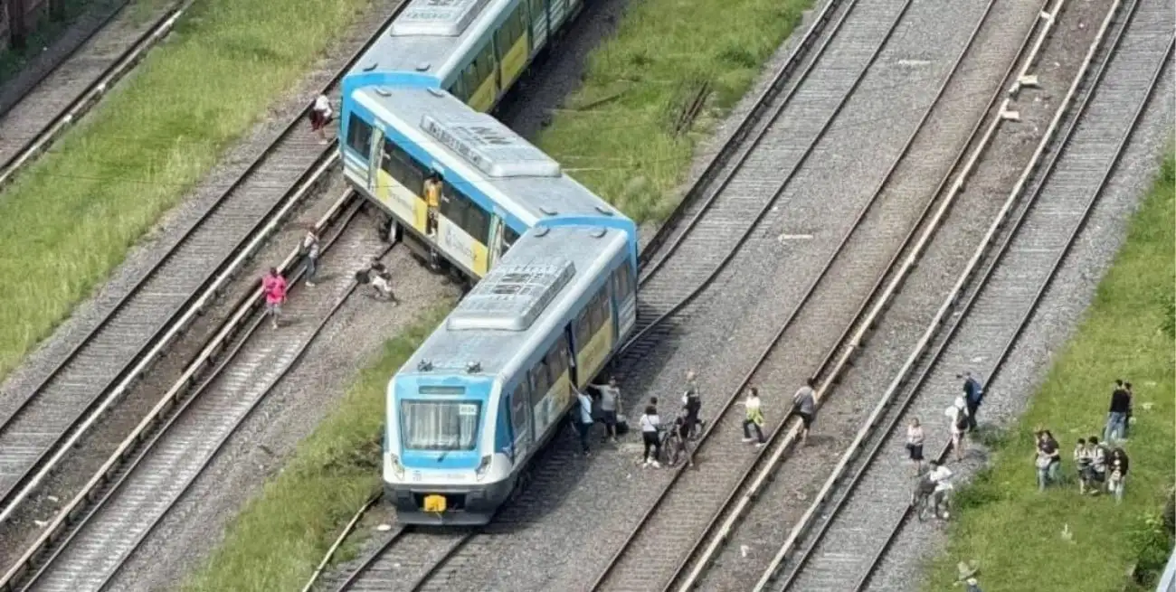 Tren Sarmiento descarrilado.