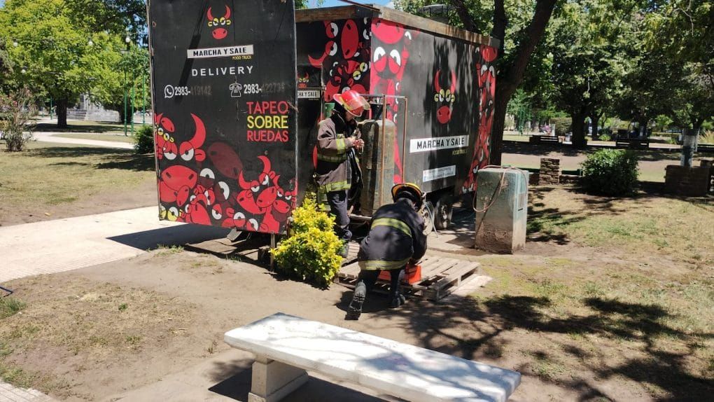 Bomberos solucionaron una fuga de gas del garrafón de un Food Truck