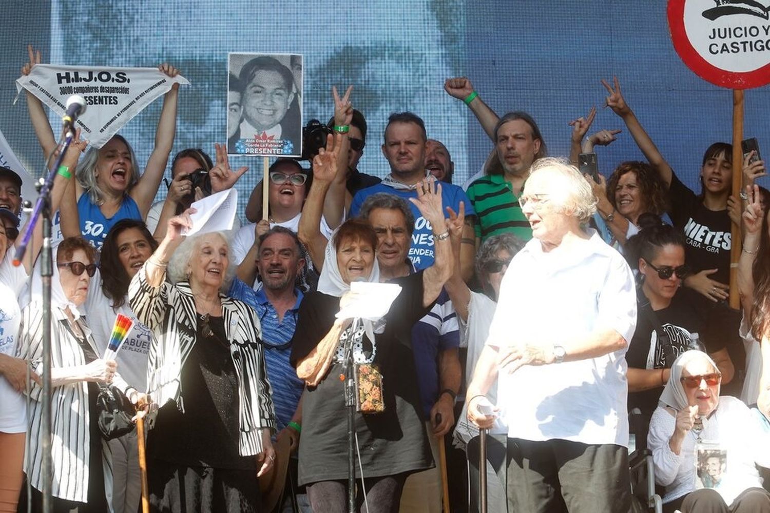 Organismos de DDHH en la movilización y el acto de ayer.