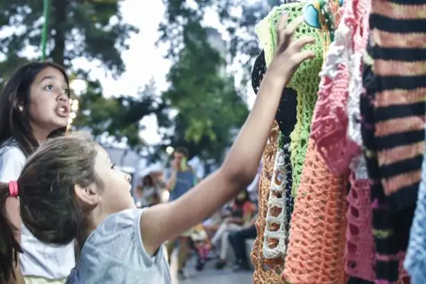 Todos los sábados se disfrutará la feria nocturna de la Costanera Oeste