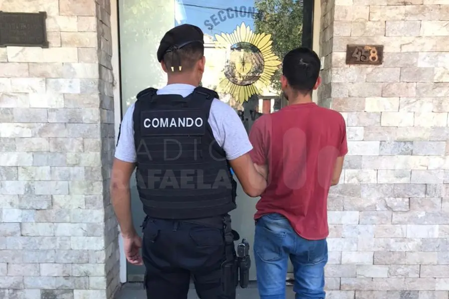 Exaltado, protagonizó una gresca en plena Av. Mitre