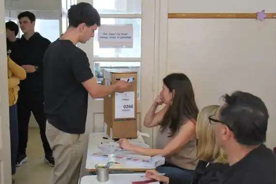 Baja participación y el debut de la BUP: imágenes de las elecciones legislativas en Tandil
