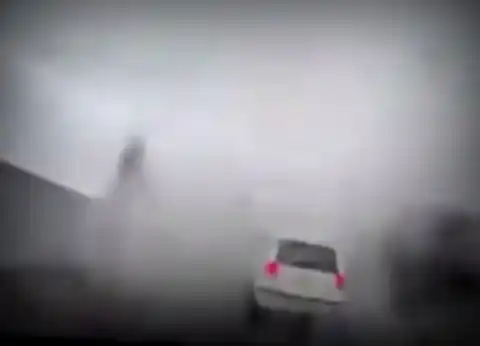 Impresionantes imágenes: un tornado se "tragó" un auto 