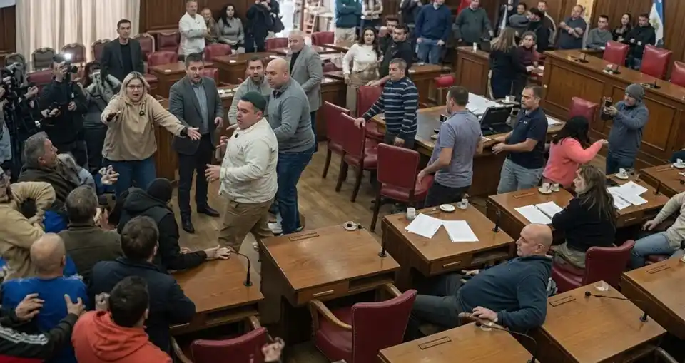 La situación escaló hasta volverse de suma violencia en pleno recinto deliberativo.