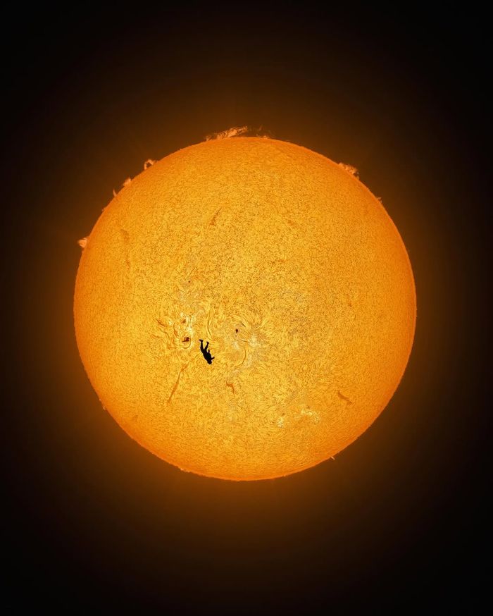 El salto imposible: la foto del paracaidista cruzando el sol que dio la vuelta al mundo - 2