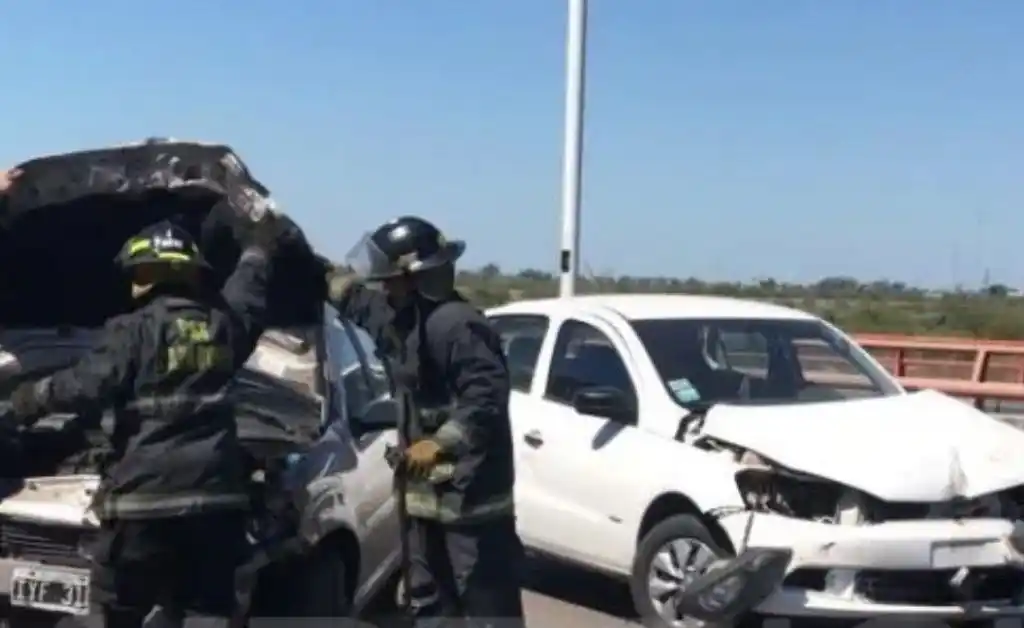 Dos autos chocaron en el ingreso a la Autopista Santa Fe – Rosario
