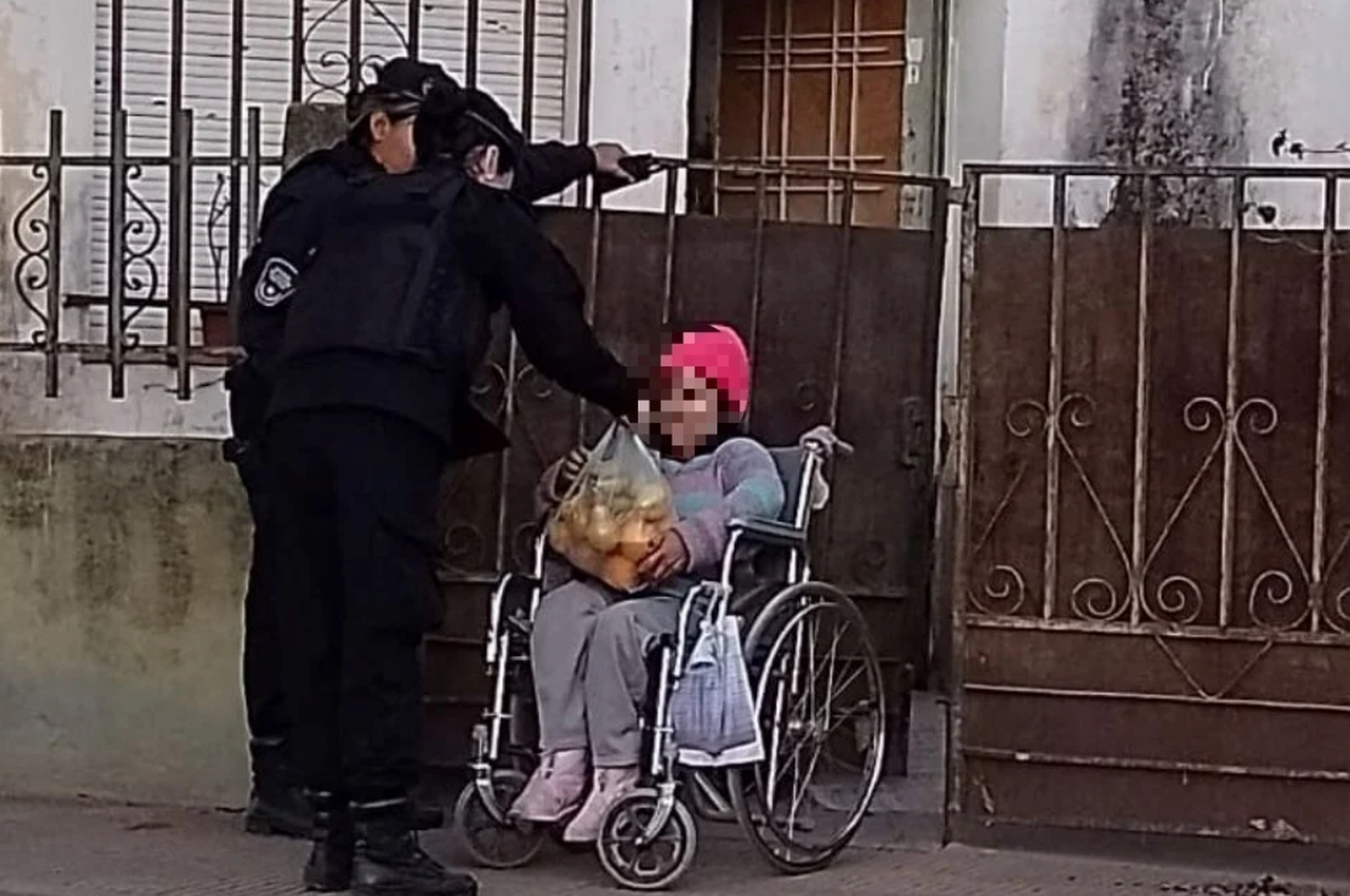 Policías asistieron a madre e hija que pasaban hambre