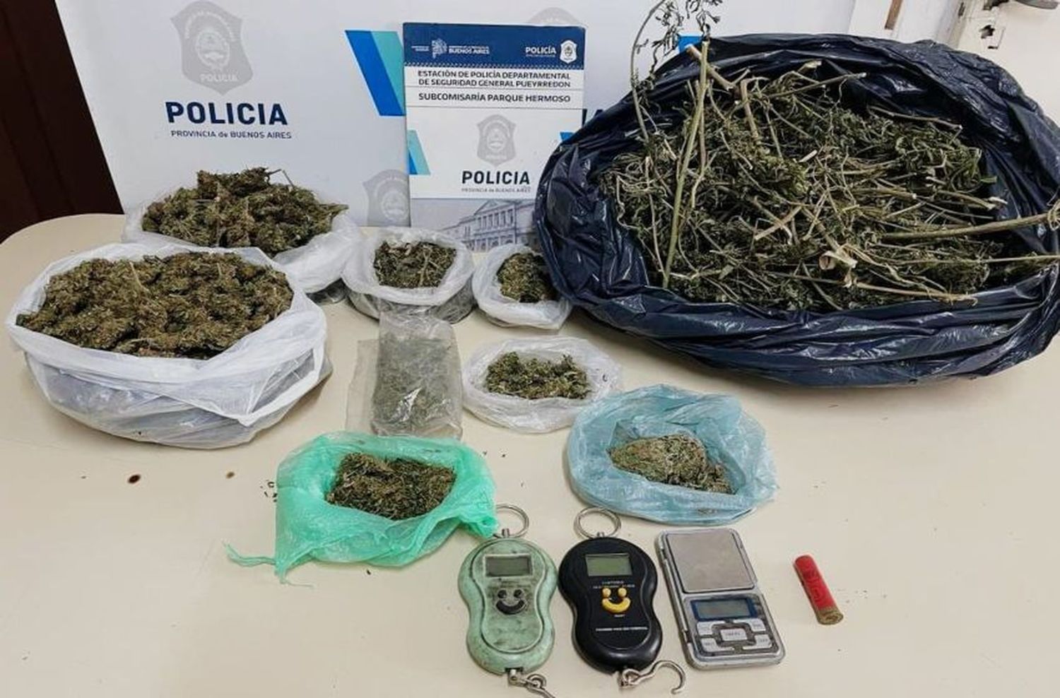 Lo amenazaron con un arma, allanaron una vivienda y encontraron 2 kilos de cannabis
