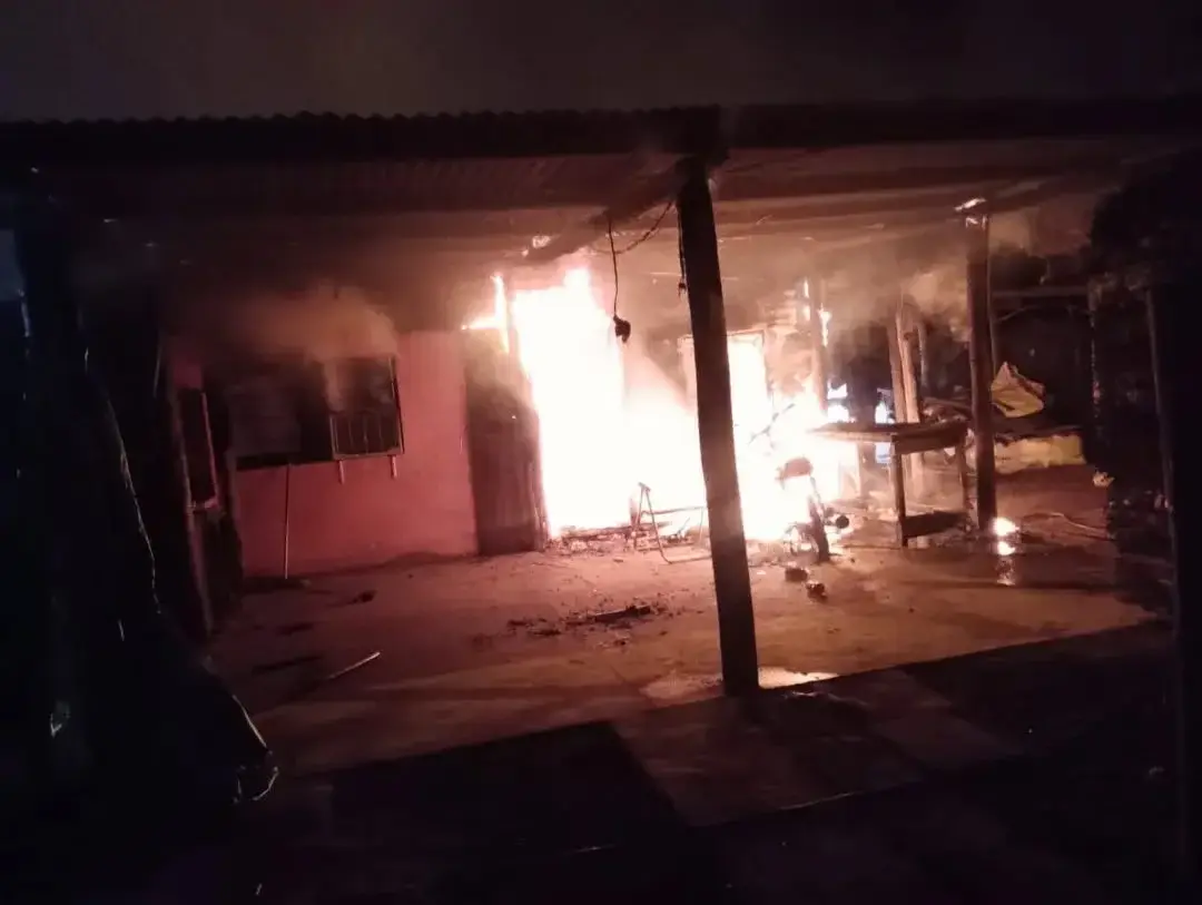 Voraz incendio destruyó por completo una vivienda en Calabacilla