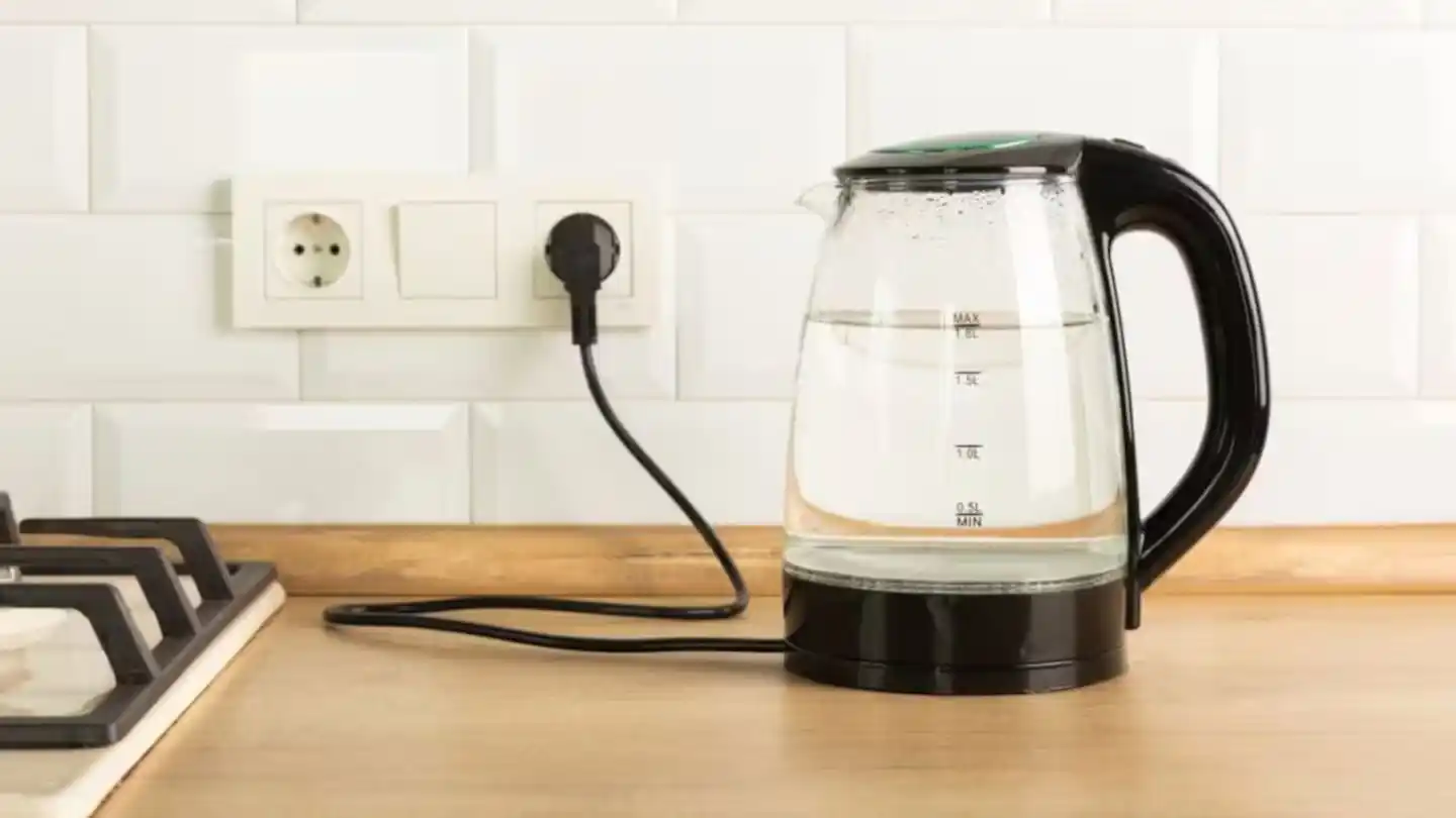 El riesgo oculto de la pava eléctrica: por qué no conviene dejarla enchufada todo el día