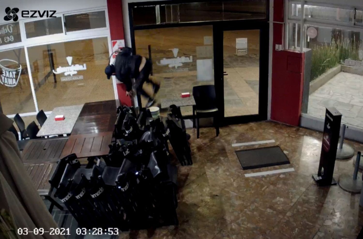 Video: las acrobacias de un ladrón para ingresar a un comercio en Punta Mogotes