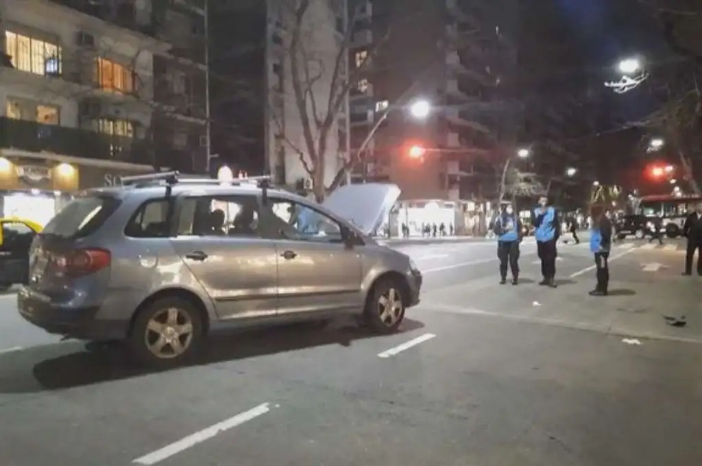 Dos autos atropellaron a un delincuente cuando intentaba escapar