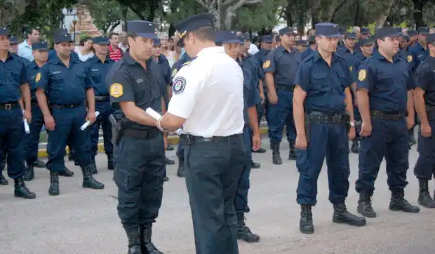 Ascendieron a 120 suboficiales y entregaron recordatorios a retirados