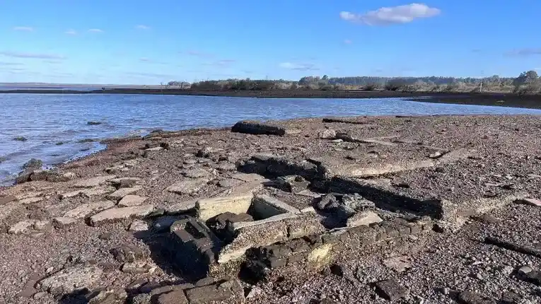 La bajante del lago de Salto Grande dejó al descubierto parte de la antigua Federación