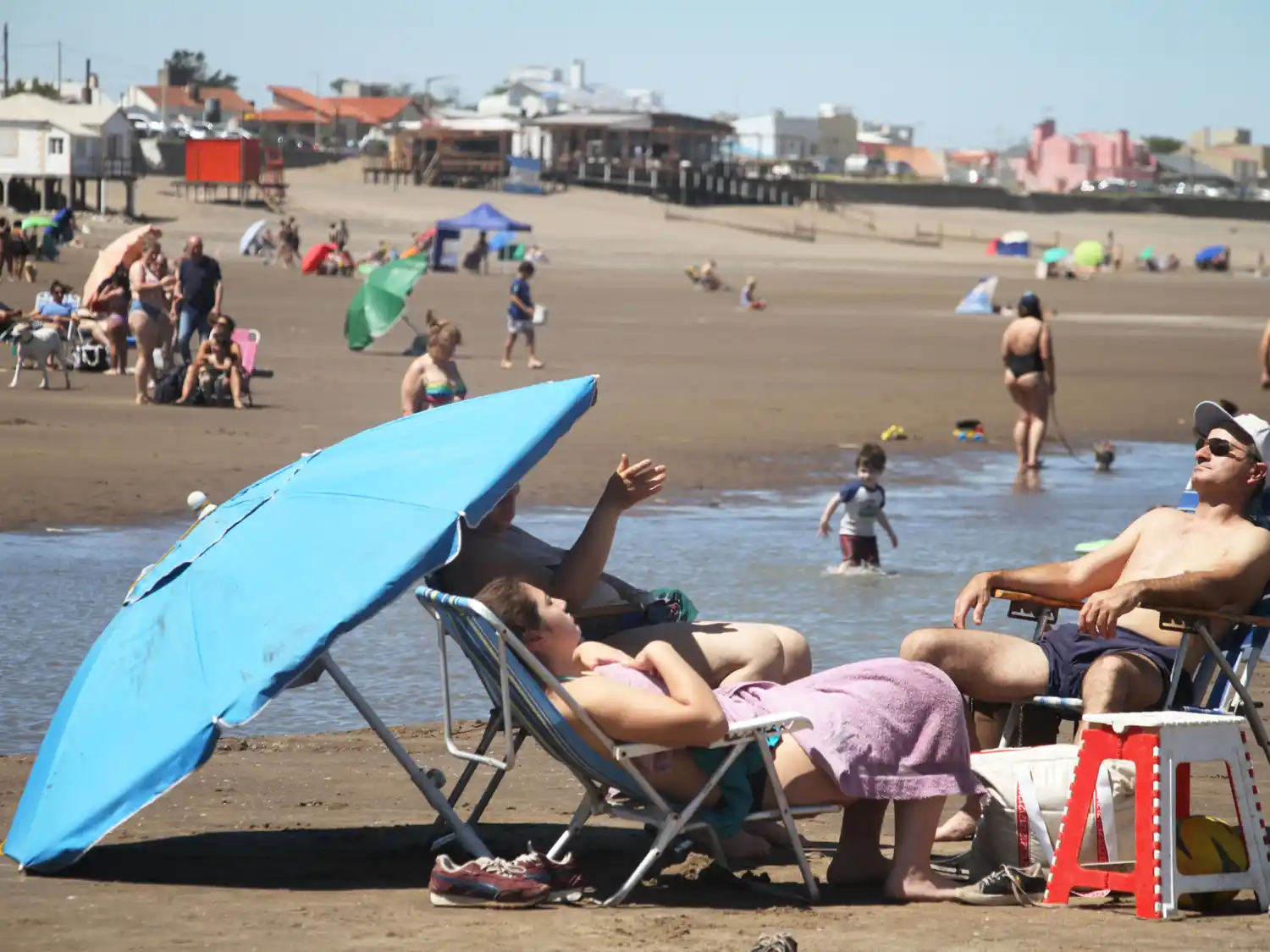 Las reposeras y sombrillas poblaron la playa en Claromecó este domingo 
Fotos de Carolina Mulder
