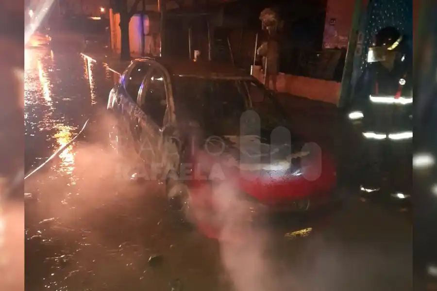 Pérdidas totales de un vehículo que se incendió porque le habrían intentado robar la batería