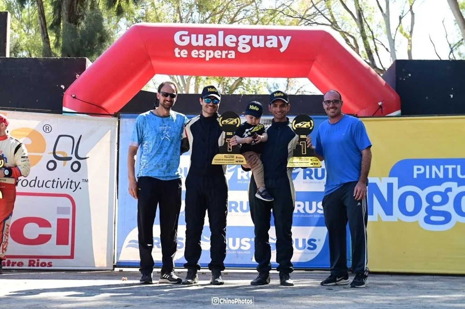 El Director de Deportes Gonzalo Jacob y el Secretario de Turismo, Cultura y Deportes de la Municipalidad, Ricardo Lupi en la entrega del premio a los ganadores de la 7a. fecha del Rally en Gualeguay; Juan Capurro-Guillermo Piton, quienes también ya son virtuales campeones entrerrianos.