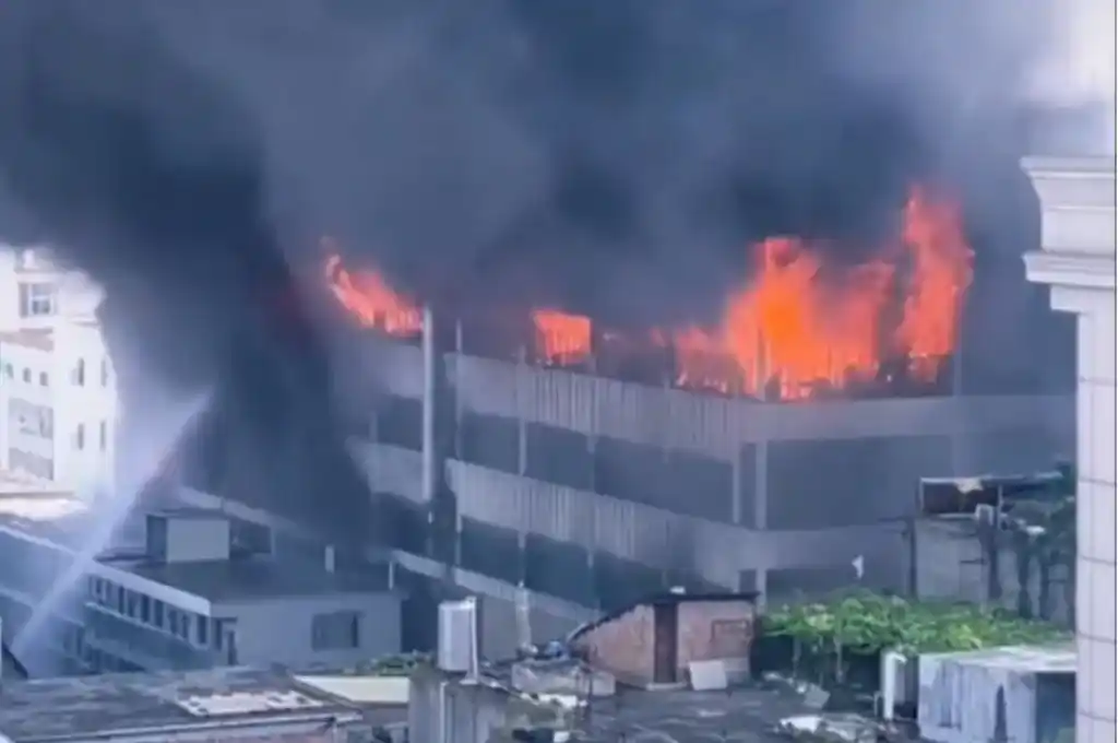 Voraz incendio en una fábrica de calzados