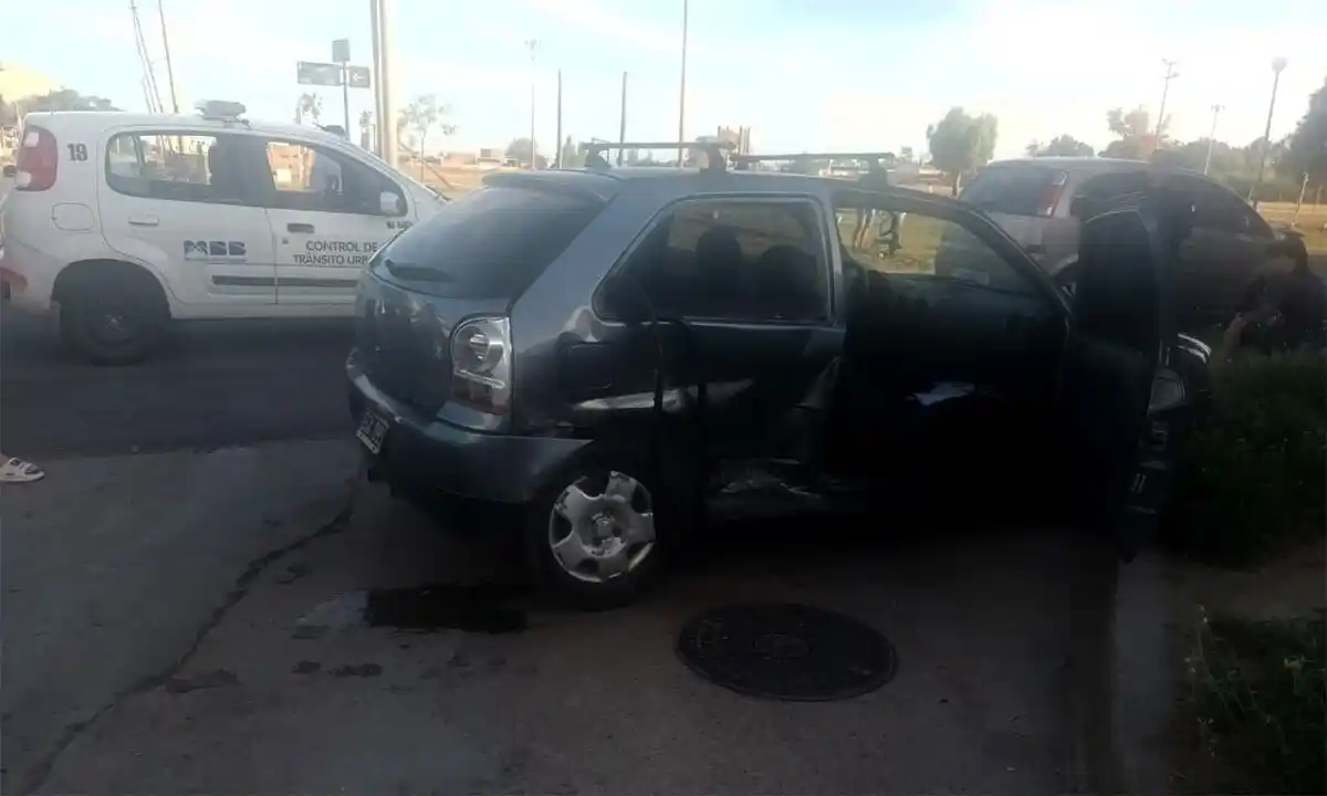 Bahía Blanca: internan a una menor que salió despedida de un auto tras un choque