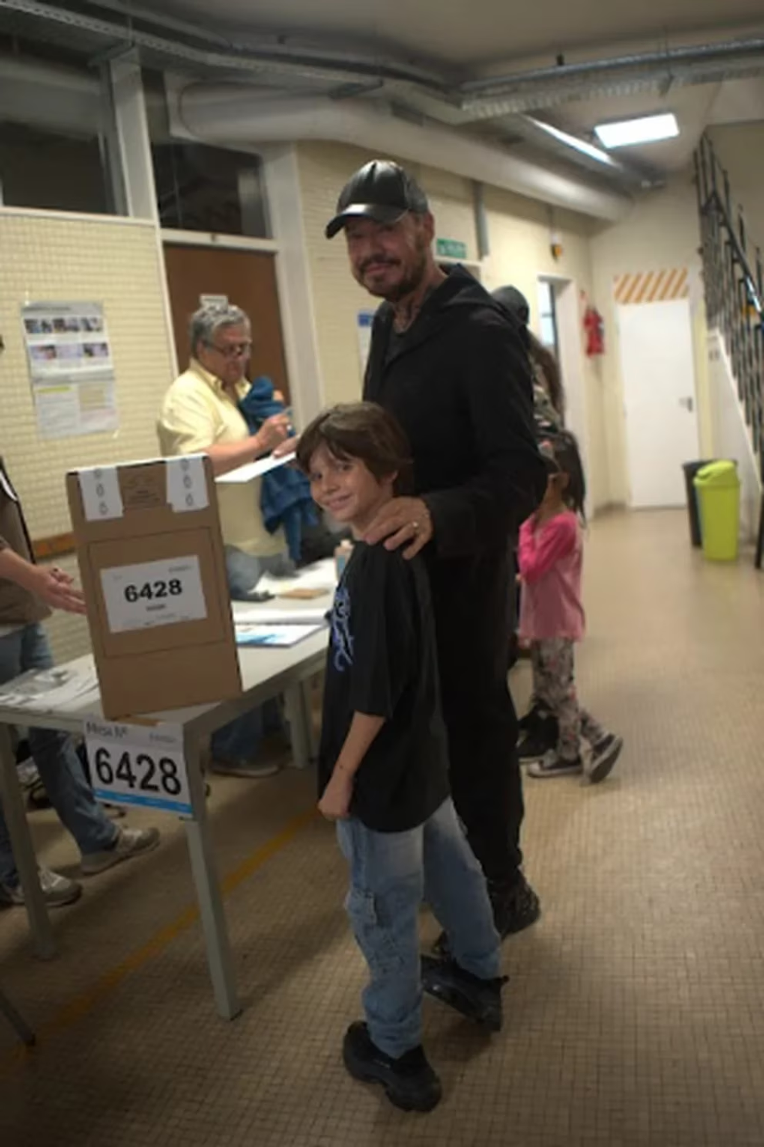 FAMOSOS VOTANDO