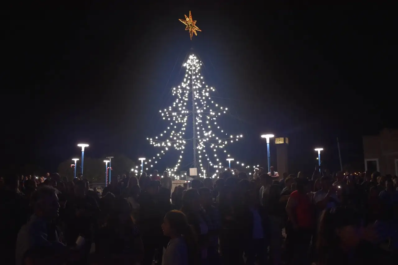 El clásico Arbolito volvió a encenderse con motivo de las festividades de finalización y comienzo de año.