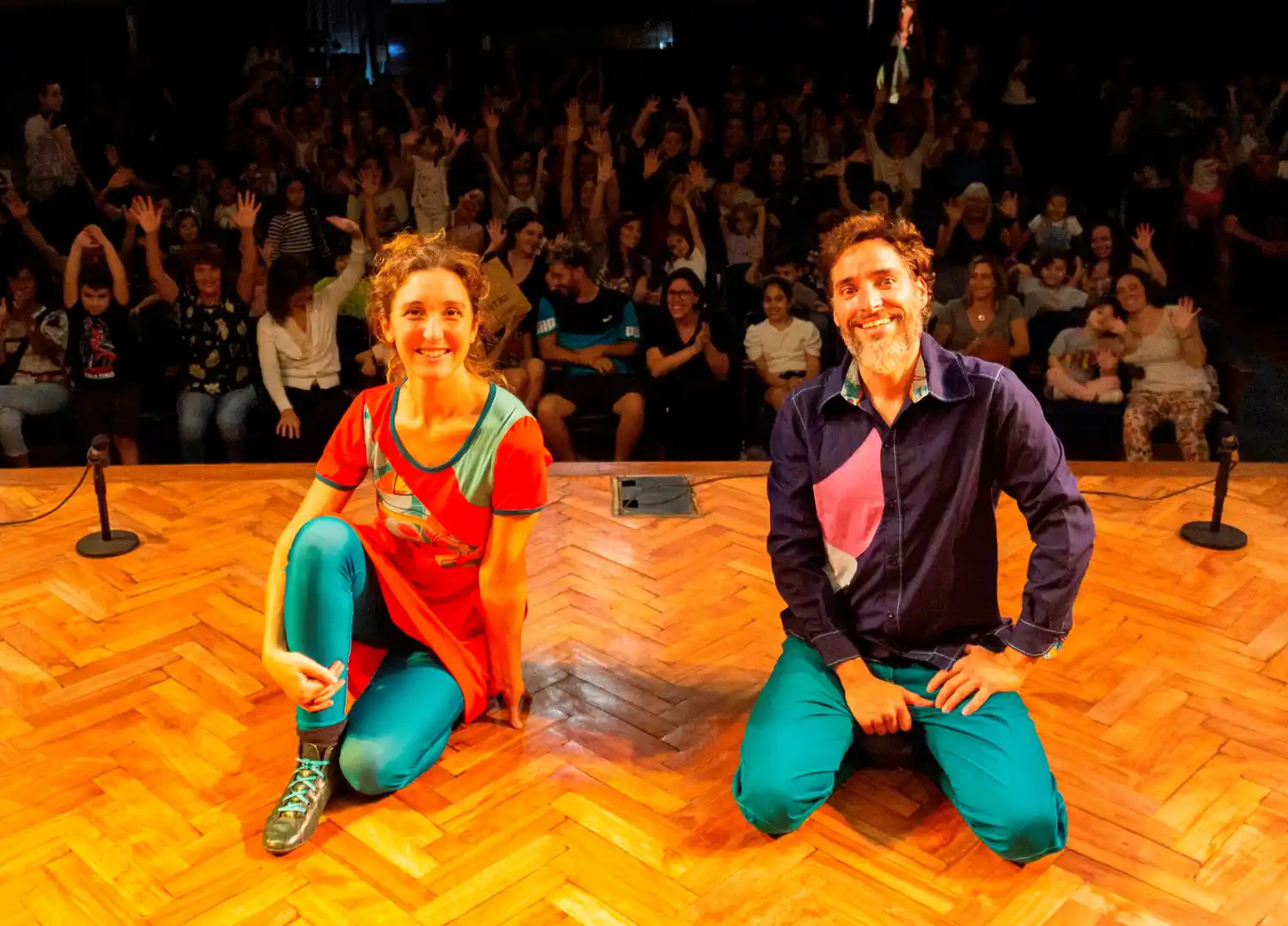 Laura Parraquini y Federico Barroso Lelouche en el Aula Magna de la UNS de Bahía Blanca