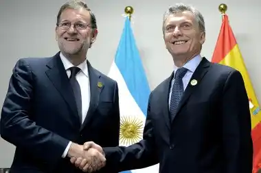 Rajoy felicitó a Macri por las decisiones económicas