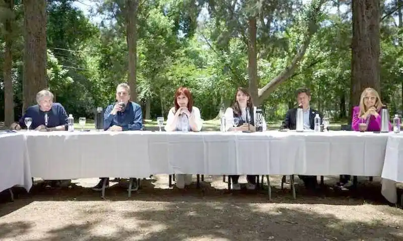 Cristina, Kicillof y Massa encabezaron una 
reunión de casi 4 horas del PJ bonaerense