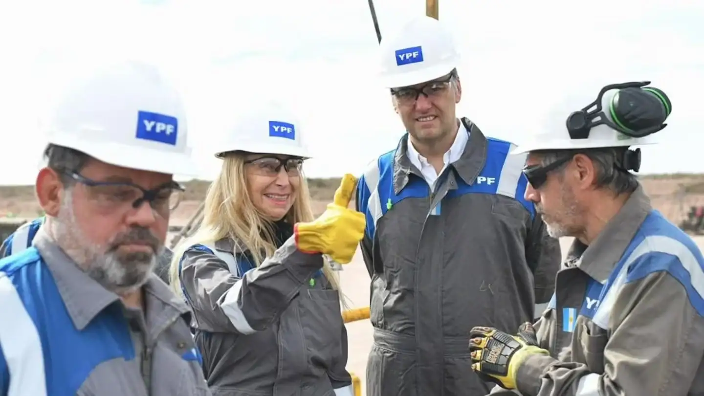 Tras dejar la jefatura de Gabinete, Manuel Adorni renunció a su cargo en el directorio de YPF