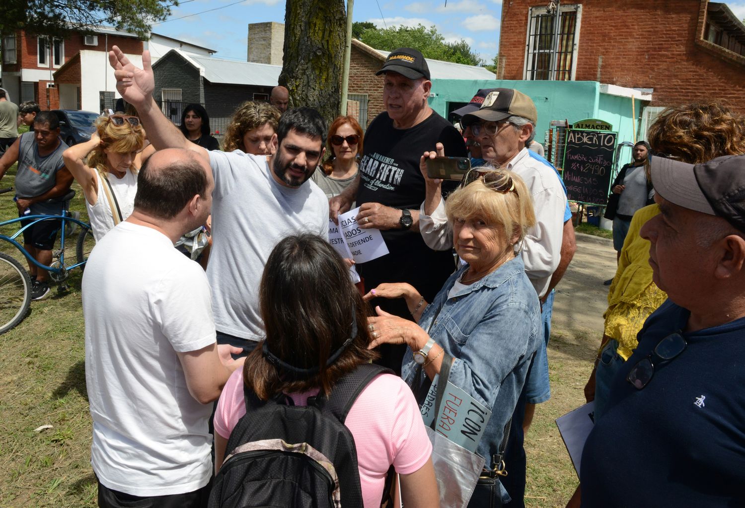 El titular de IOMA Homero Giles junto a autoconvocados.