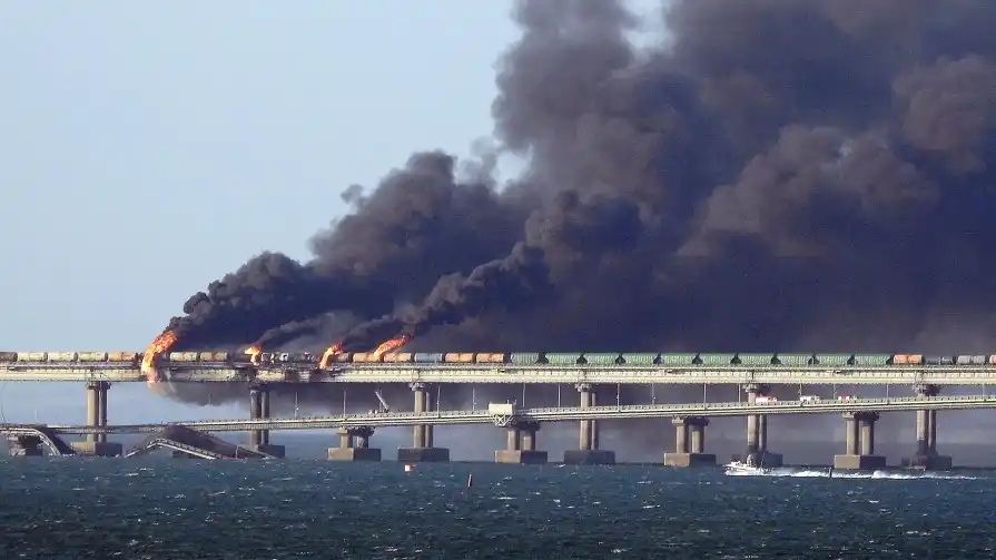 Tres muertos por la explosión de un camión bomba en el puente de Crimea