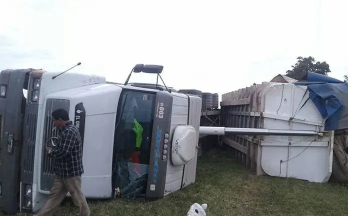 Un camión volcó en una quinta cerca de Quequén