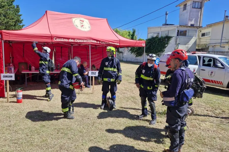 Intensa labor de los brigadistas santafesinos en la tragedia del hotel de Villa Gesell