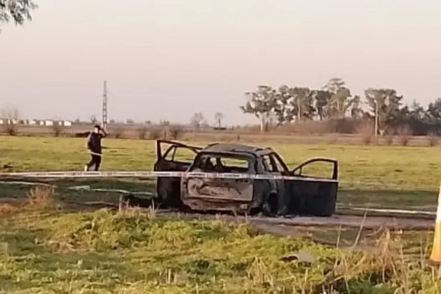 Encuentran dos cuerpos calcinados dentro de un auto en un camino rural de Gálvez