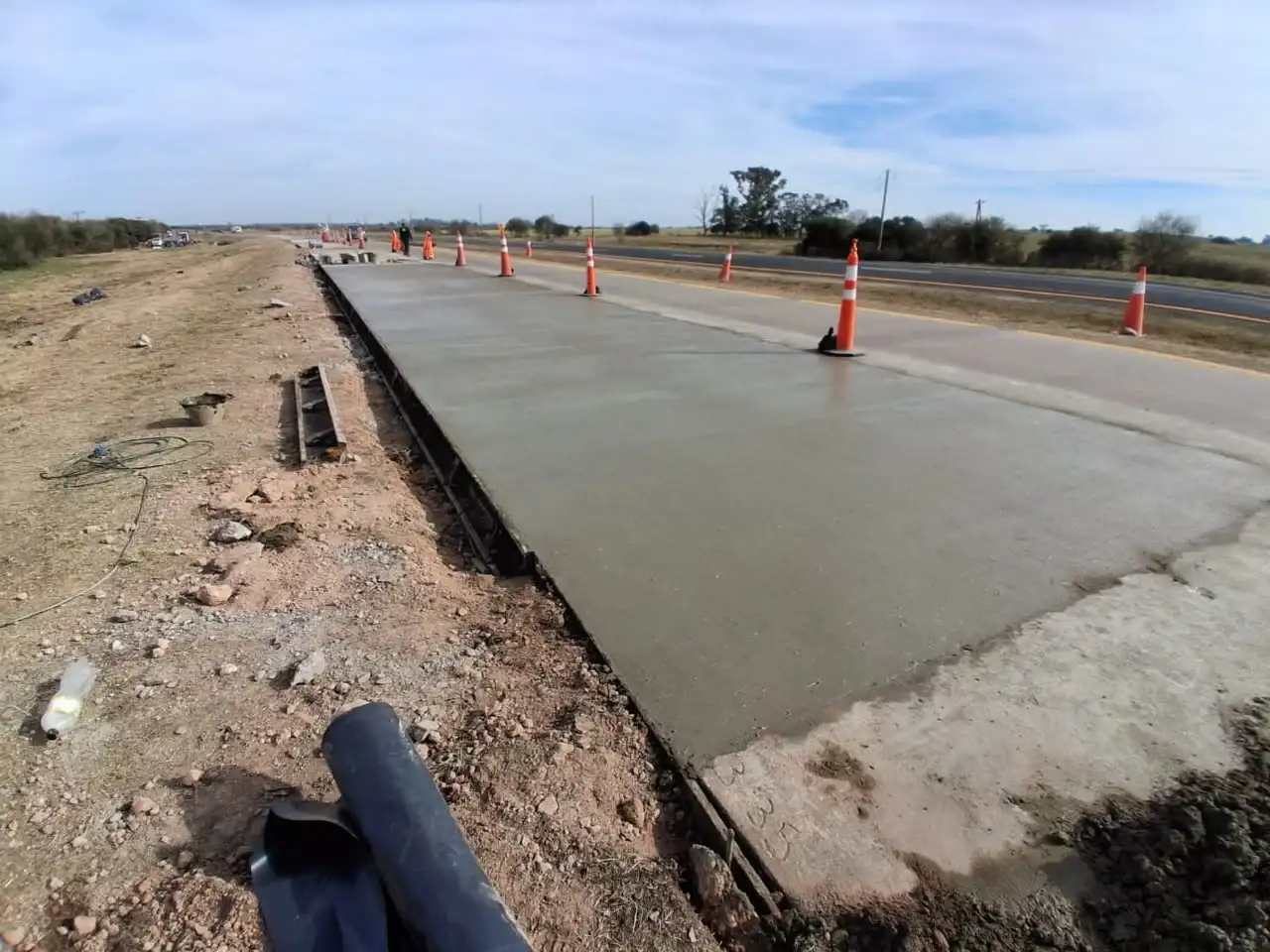 Realizan tareas de reconstrucción y mantenimiento de la Autovía 14 en las afueras de Gualeguaychú